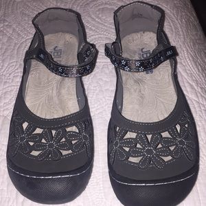 JBU flat closed toe sandals